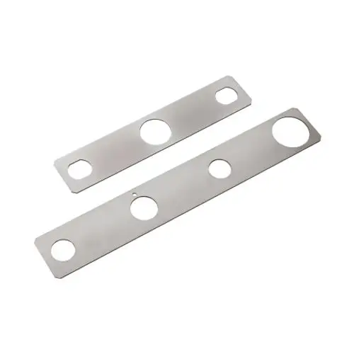Montageplatten von AXOR, aus Metall, mit mehreren Öffnungen in verschiedenen Größen zur Befestigung oder Montage von Komponenten.